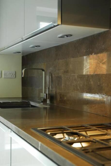 Quintessential Town House Close To Central ลอนดอน ภายนอก รูปภาพ