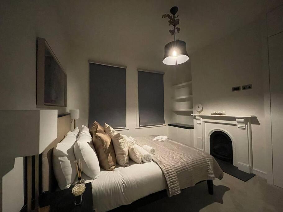 Quintessential Town House Close To Central ลอนดอน ภายนอก รูปภาพ