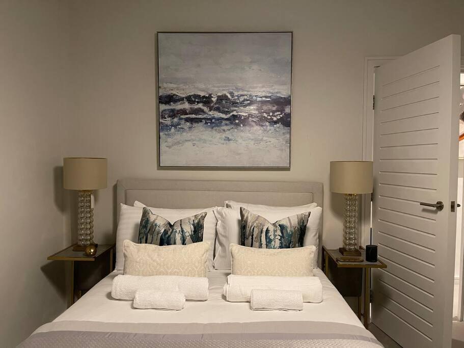 Quintessential Town House Close To Central ลอนดอน ภายนอก รูปภาพ